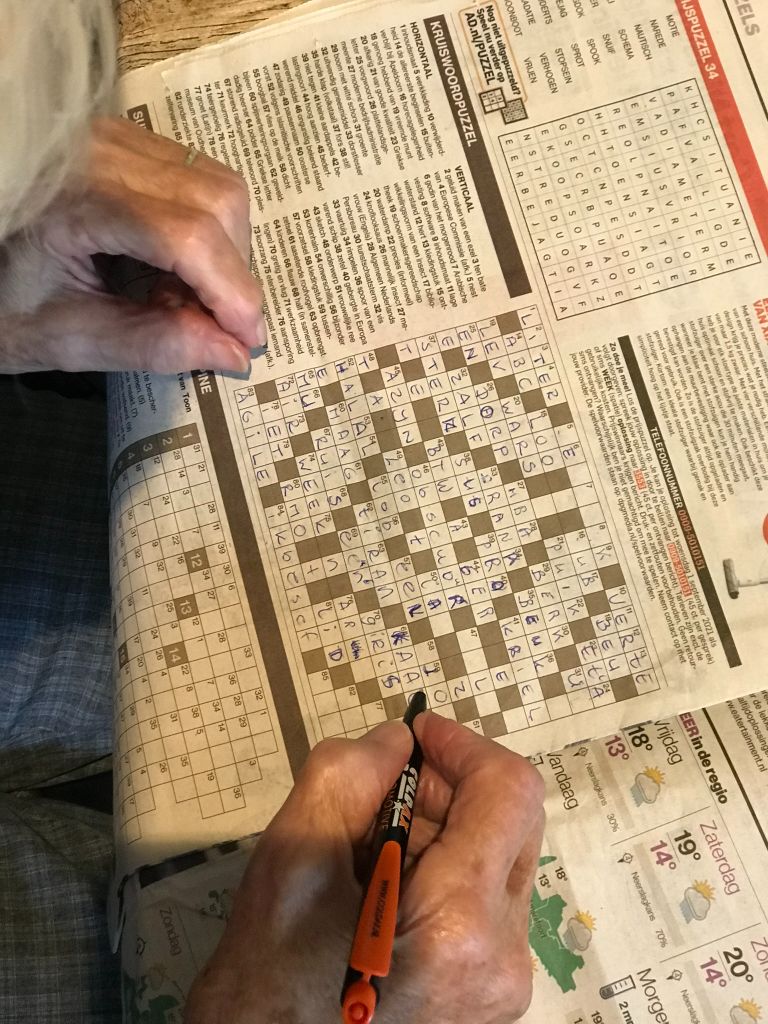 Marja en Evelien met deelnemers bij De Kleine Ontmoeting